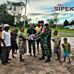 Satgas Yonif 123/Rajawali Bangun Lapangan Voli di Papua, Warga Kampung Wonggi Sambut Antusias Satgas Yonif 123/Rajawali Bangun Lapangan Voli di Papua, Warga Kampung Wonggi Sambut Antusias